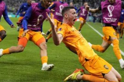 La jugada de Van Gaal era para Memphis, que fue cambiado antes: «Estaba preparada para Memphis, que se desenvuelve a la perfección de espaldas a la portería, con unos amagos a derecha e izquierda como si fuera un pivot de baloncesto”, dijo el DT.