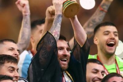 Argentina se coronó campeona del mundo tras derrotar a Francia 4-2 en los penales, donde Dibu Martínez atajó el disparo de Coman. El juego acabó 3-3 en 120 minutos y anotaron Messi (2) y Di María por Argentina, y Mbappé (3) por los galos.