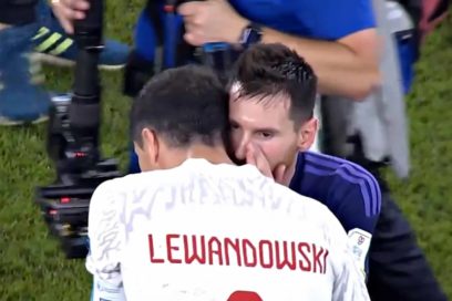 Lewandowski: «Hablamos un poco y fue divertido. Le dije a Messi que estaba jugando más a la defensiva que de costumbre, pero a veces eso es lo que necesita el equipo…».