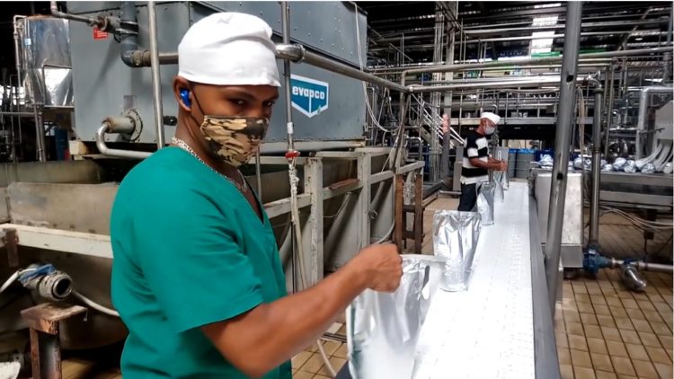 Tropical Contramaestre S.A es la única industria de si tipo en el país que cuenta con tres líneas de llenado aséptico. Foto: Tomada del Portal Ciudadano
