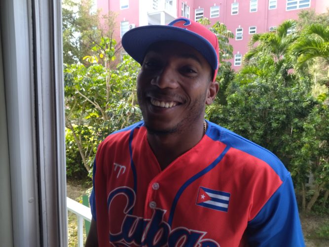 Yoelkis Guibert se muestra feliz con su debut este miércoles ante Bahamas.