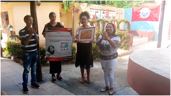Como parte de las celebraciones por el Día Internacional de las Personas con Discapacidad, varios trabajadores fueron reconocidos. Foto: Tomada de Radio Cadena Agramonte