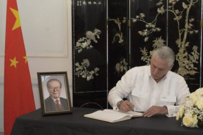 Firmó Díaz-Canel libro de condolencias por la muerte de Jiang Zemin (+ Fotos)