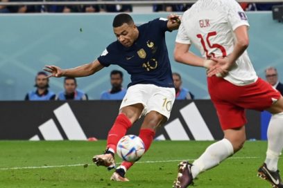 Mundial de Catar: Francia se clasificó a cuartos de final tras vencer 3-1 a Polonia con doblete de Mbappé y otro tanto de Giroud, que se convirtió en el máximo goleador histórico de la selección nacional. Lewandowski anotó el tanto de los polacos.