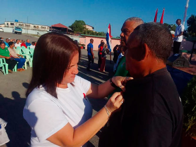 Trabajadores con la trayectoria destacada en ese sector recibieron la distinción Armando Mestre Martínez. Foto: Barreras Ferrán