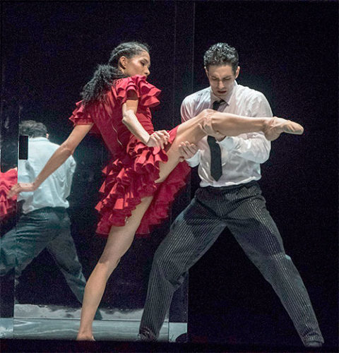 El 27.o Festival Internacional de Ballet de La Habana Alicia Alonso reunió en la capital y otras ciudades del país a reconocidas figuras y compañías de la danza universal, en una cita más austera, pero que no sacrificó su nivel cultural. En la imagen, la Compañía Nacional de Danza de España, en su presentación del ballet Carmen. Foto: Yuris Nórido