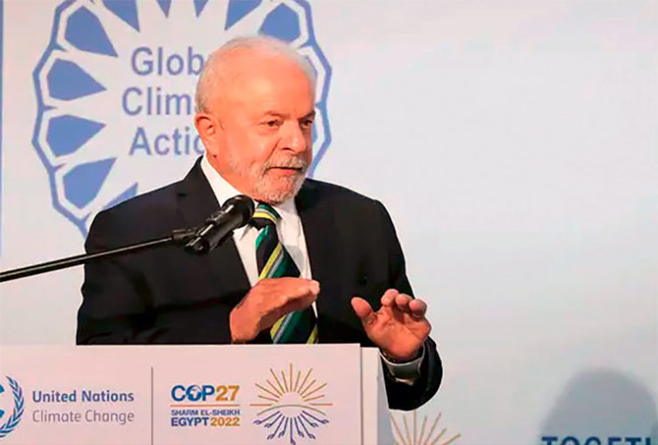 Lula da Silva regresó a la palestra internacional durante la 27ª Conferencia de las Partes (COP27) de la Convención Marco de Naciones Unidas contra el cambio climático, celebrada en noviembre del 2022 en Sharm el-Sheikh, en Egipto. Allí propuso que Brasil sea sede de la conferencia de países del Tratado de Cooperación Amazónica para aunar esfuerzos contra el deterioro del pulmón verde más importante del planeta. Foto: Khaled Elfiqi/ Efe