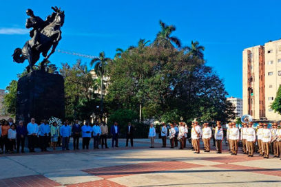 Primer ministro de Bahamas colocó en Cuba ofrenda floral a José Martí