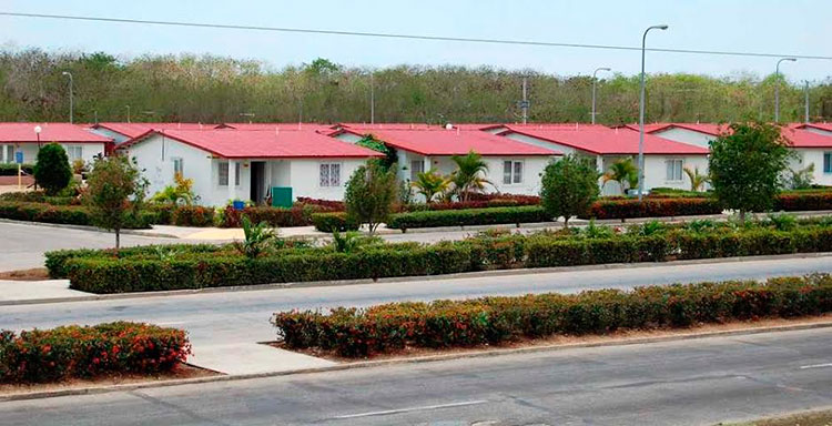 Asentamiento de 100 petrocasas, próximo a la Avenida Simón Bolívar. Foto: Barreras Ferrán