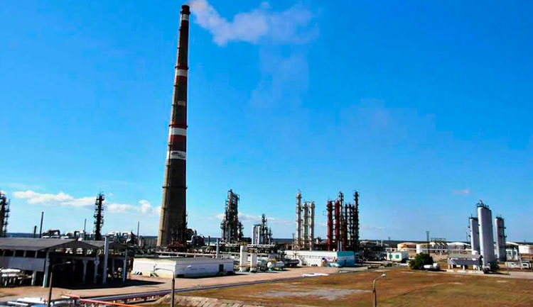 La refinería cienfueguera: símbolo de la amistad entre Cuba y Venezuela. Foto: Barreras Ferrán