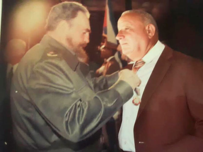 El 4 de mayo de 1997, Fidel colocó la estrella dorada en el pecho de Renán. Foto: Cortesía de Renán Cabrera Franco