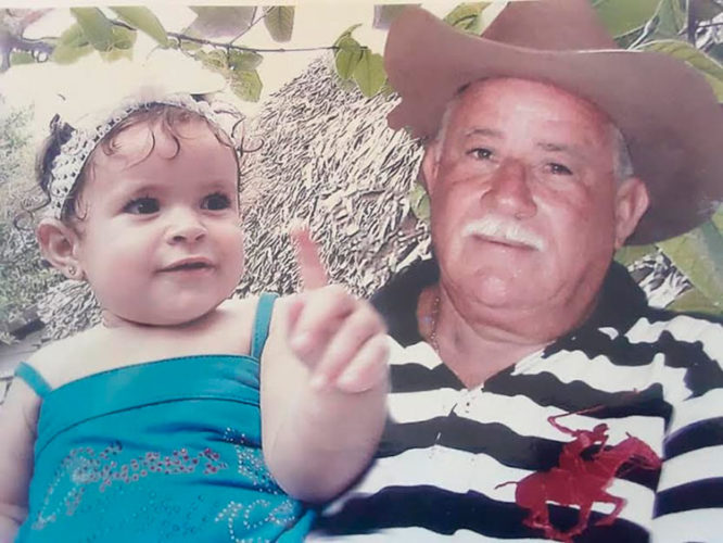 Con su nieta, que ya tiene once años. Foto: Cortesía de Renán Cabrera Franco