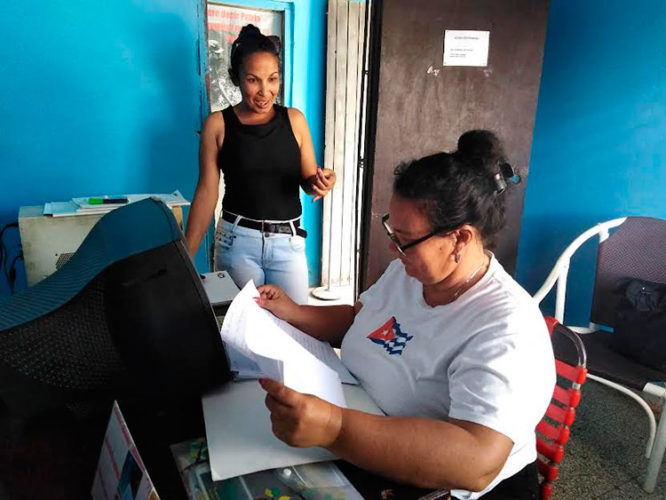 Mayelin, de pie, y Mislady saben que si trabajan juntos el trabajo de la comisión de candidatura de Sibanicú será efectivo. Foto: Gretel Díaz Montalvo