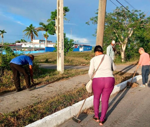 Trabajo voluntario en favor de la máxima que higiene y belleza es salud. Foto: Yolanda Molina Pérez
