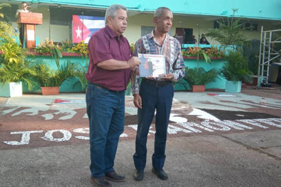 Reconoce Ulises Guilarte labor de educadores cubanos