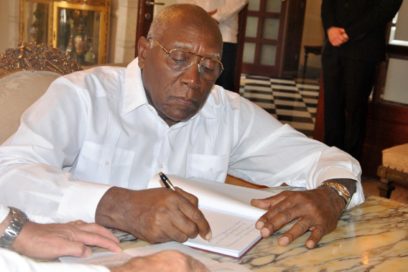 Firma Valdés Mesa libro de condolencias por muerte de Benedicto XVI (+Fotos)