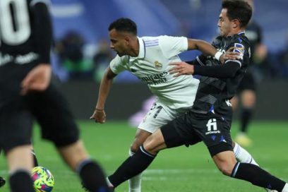 El Madrid se deja dos puntos: La Real Sociedad  aguantó las  embestidas del Real Madrid en el Santiago Bernabéu y se llevó un punto tras el empate a cero con una gran actuación de su arquero Remiro. Ahora el Barça amplía su ventaja a cinco puntos.