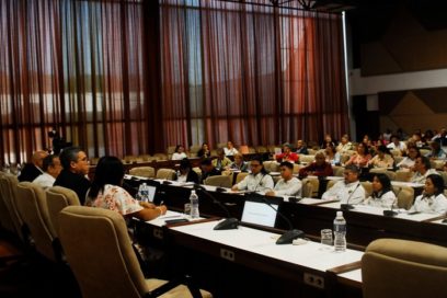 Presentan primer libro transmedial La escuela infinita