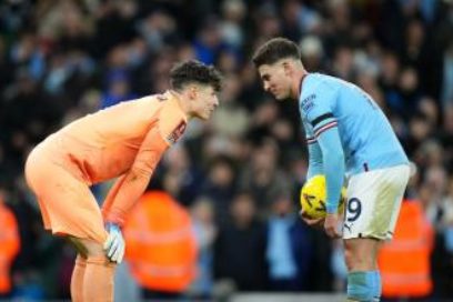 Gary Lineker critica a Kepa: “Es una copia barata de Dibu Martínez. Creo que Julián Álvarez debe haberle dicho a Kepa: ‘Hermano: vengo de ganar la medalla de oro en la Copa del Mundo, no me preocupa mucho lo que hagas’”.