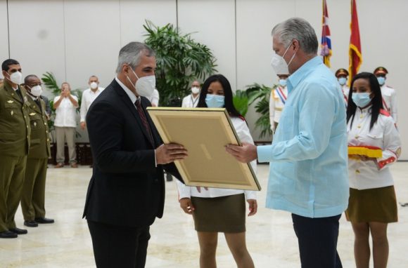 Momentos de la condecoración con el Título Honorífico de Héroe del Trabajo de la República de Cuba. Foto: Marcelino Vázquez
