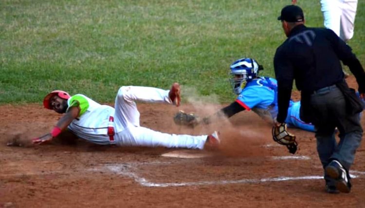 La última jugada del partido. Out en home Andrés de la Cruz. Foto: Ricardo López Hevia