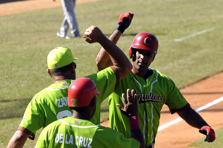 Guillermo Avilés pegó jonrón también en esta jornada. Foto: José Raúl Rodríguez Robleda