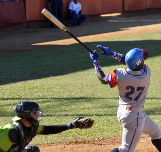 Dennis Laza pegó cuadrangular que empató el juego en el tercer inning. Foto: José Raúl Rodríguez Robleda.