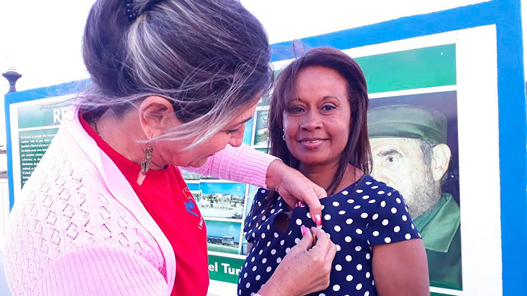 La Medalla Jesús Menéndez se le entregó a la compañera Migdalia Huerta Osorio. Foto: Lianne Fonseca