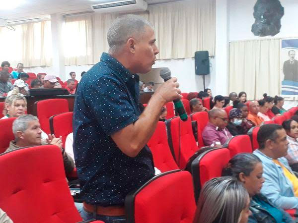 De nosotros depende el cambio en el funcionamiento orgánico, admitió Raidel Cabello, secretario general del Sindicato Provincial de Agropecuarios, Forestales y Tabacaleros. Foto: Noryis