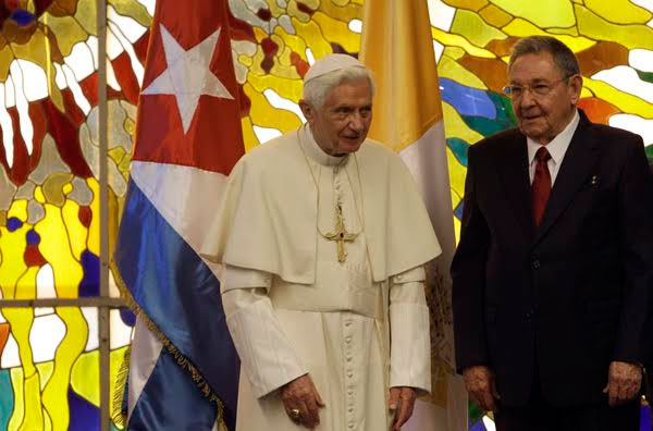 El papa Benedicto XVI realizó una visita apostólica a Cuba en marzo del 2012, ocasión en la que fue recibido por el entonces Presidente Raúl Castro Ruz. Foto: Ismael Francisco