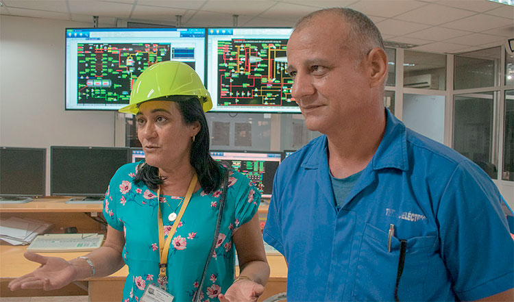 Maylien Hernández Álvarez, secretaria general del buró sindical, y Lázaro Barroso Mesa, operador A de turbina, se refirieron a los valores humanos que distinguen al colectivo. Foto: Alejandro Acosta Hechevarría