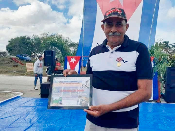 Juan Luis Mora Tamayo, ingeniero en explotación del transporte ferroviario, fue uno de los condecorados en su propio centro como director, sede del acto provincial por el Día del Trabajador Ferroviario en Ciego de Ávila. Foto: Dallani Carmenate Aguilera