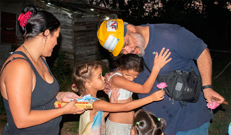“Ya falta poco, tu casa quedará linda, pintada y decorada por nosotros”, prometió Kcho a Mabel y las tres hijas (Saimed, Marinaisi y Marinais), quienes residen en uno de los caseríos aledaños a la carretera de La Coloma. Foto: Alejandro Acosta Hechevarría