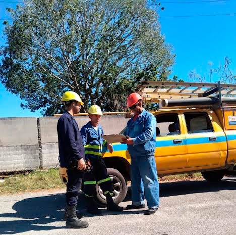 Con su casco rojo es conocido en toda Villa Clara como un experimentado maestro de linieros. Foto: Lourdes Rey