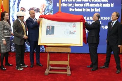 Develan sobre conmemorativo por visita de presidente de Cuba a China