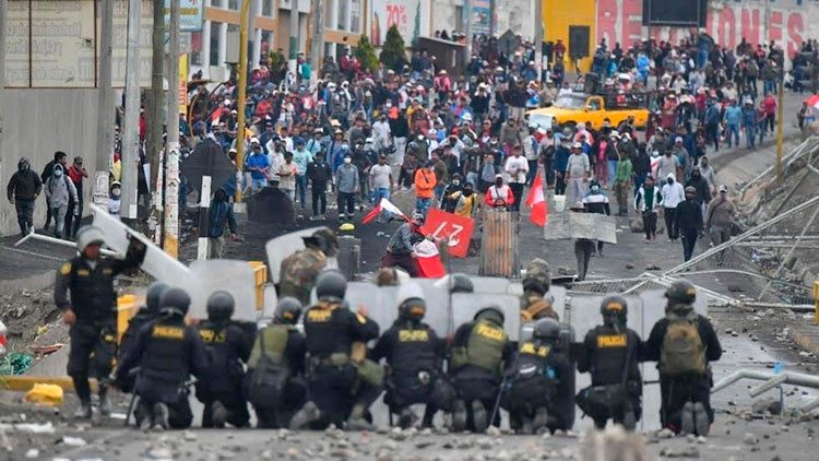 Lima se convirtió en un campo de batalla. Foto: Telesur