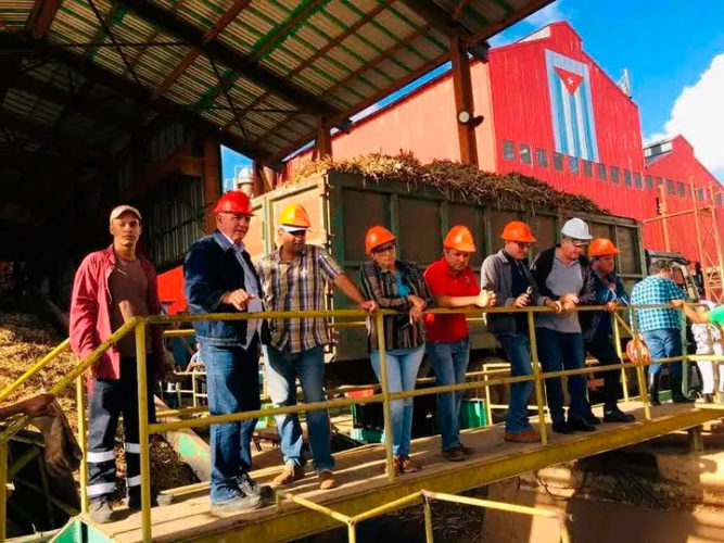 Las máximas autoridades de Ciego de Ávila se vincularon este domingo con los trabajadores de la zafra. Foto: Niurka Ferrer Castillo 