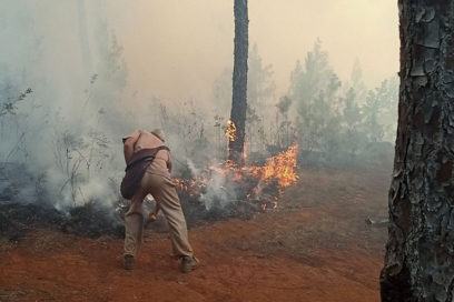 Enfrentan incendio en zona montañosa de Holguín (+ Fotos)