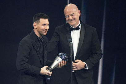 Premios The Best: Lionel Messi se impuso a Kylian Mbappé y Karim Benzema. Alexia Putellas fue la mejor entre las mujeres. Dibu Martínez se llevó el premio a mejor arquero, minetras que Lionel Scaloni fue reconocido como mejor DT.