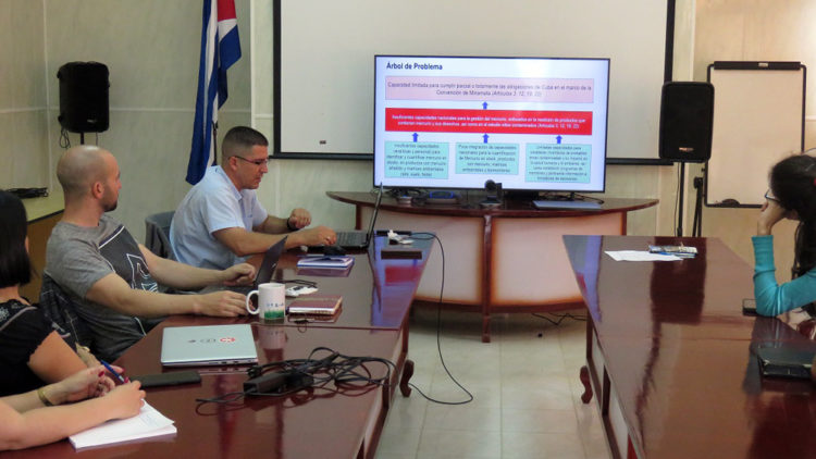 Taller en el Centro de Estudios Ambientales de Cienfuegos para dar a conocer el nuevo proyecto. Foto: Cortesía del CEAC.