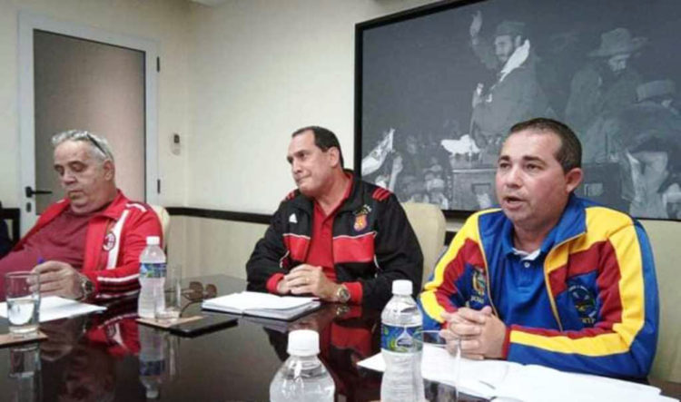 Intercambio de trabajo entre los dirigentes del SNTC y del Grupo Empresarial (GE) de Construcción y Montaje (Cubacons). En la derecha de la foto, Misael Rodríguez Llanes, secretario general de la organización sindical y al centro, Benederto Travieso Gómez, presidente del GE. Foto: Cortesía del SNTC.