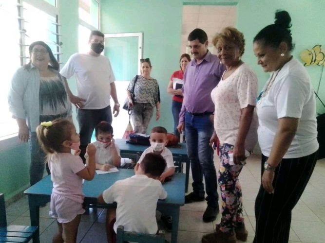 George Batista Pérez, secretario general del SNTEM, interactuó con trabajadores de la Empresa de Cigarros "Lázaro Peña" y apreció los beneficios de su Casita Infantil. Foto: Lianne Fonseca