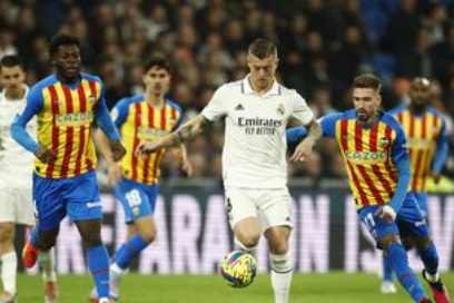 Real Madrid sigue en la carrera por la liga: El Real Madrid derrotó 2-0 al Valencia en el Bernabéu y volvió a ponerse a cinco puntos del FC Barcelona. Asensio abrió el marcador y Vinicius puso el segundo tanto dos minutos más tarde.