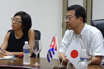 Intercambia embajador de Japón en Cuba con empresarios y trabajadores de la salud en Granma
