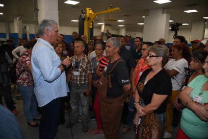 Díaz-Canel y candidatos por Santa Clara junto a trabajadores de materias primas