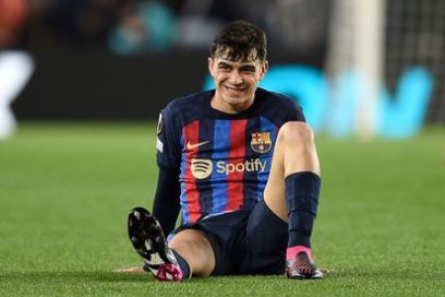 El centrocampista canario del Barça, Pedri, pasó hoy pruebas médicas que confirmaron que sufre una lesión en el recto anterior de la pierna derecha. Aunque el club no dio a conocer el tiempo de baja, se presume que sea alrededor de un mes.