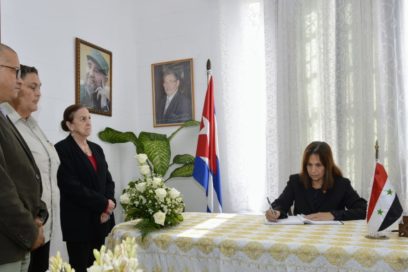 Firma Vicepresidenta de la Asamblea Nacional libro de condolencias por terremotos en Türkiye y Siria