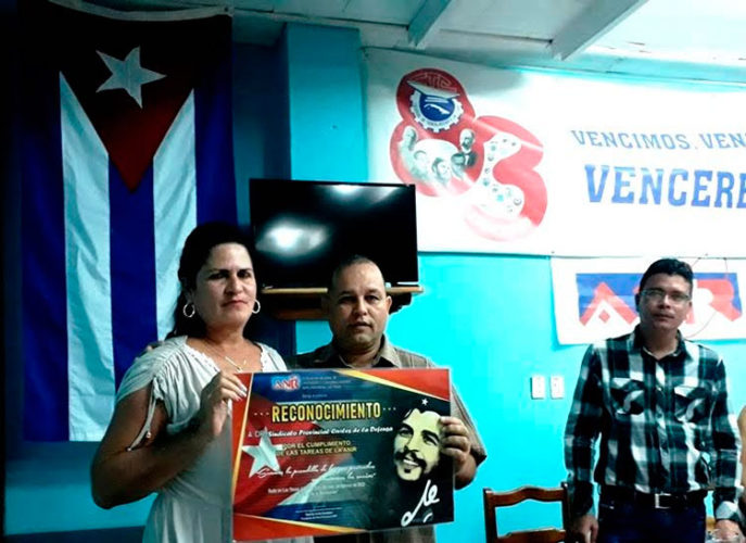 El presidente del Buró Nacional de la Anir, Lidier Águila Machado, entrega el reconocimiento al Sindicato de los Trabajadores Civiles de la Defensa que resultó el más destacado. Foto: Jorge Pérez Cruz