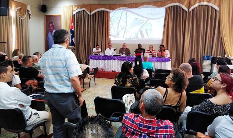 En la asamblea de balance y presentación del plan y el presupuesto, los trabajadores de la Empresa de Bebidas y Refrescos de Camagüey abogaron por incrementar productos y buscar alternativas ante la carencia de insumos. Foto: Gretel Díaz Montalvo