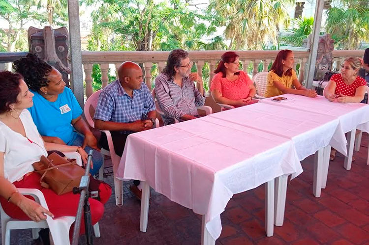 Los candidatos a diputados por el municipio de Pinar del Río, de izquierda a derecha: Dorelys Canivell Canal, corresponsal periódico Juventud Rebelde, Danielys Álvarez Acosta, integrante del Buró Municipal de la ANAP Pinar del Río y delegada de circunscripción, Osmani Azcuy Herrera, presidente de la Asamblea Municipal del Poder Popular de Pinar del Río, delegado de circunscripción, Abel Enrique Prieto Jiménez, presidente Casa de las Américas, Yamilé Ramos Cordero, primera secretaria del Comité Provincial del Partido, Anabel Vizcaíno Muñoz, profesora de la universidad Hermanos Saíz, delegada de Circunscripción y Ana Gloria Picart Ramos, emprendedora local.